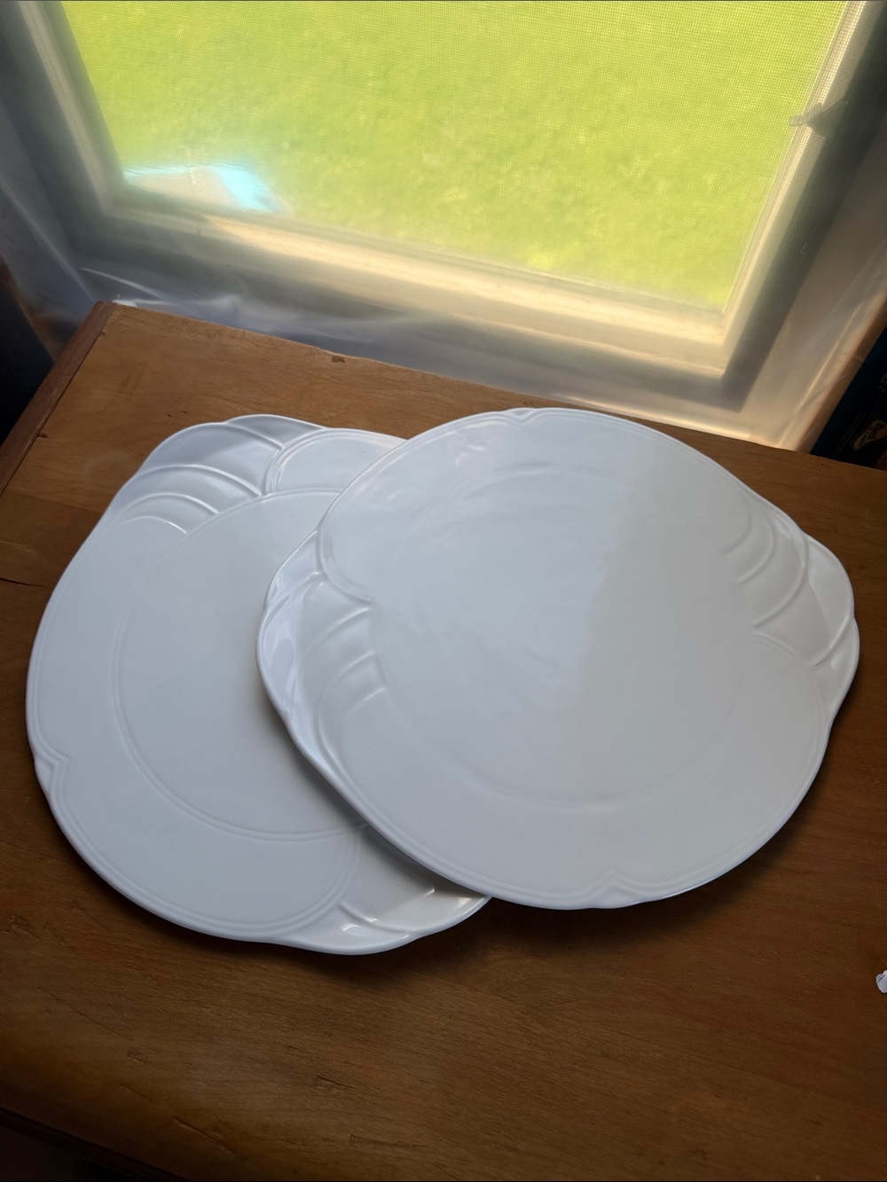 Set of 2 White Ceramic Decorative Cake Dessert Plates - Classic Scalloped Edge